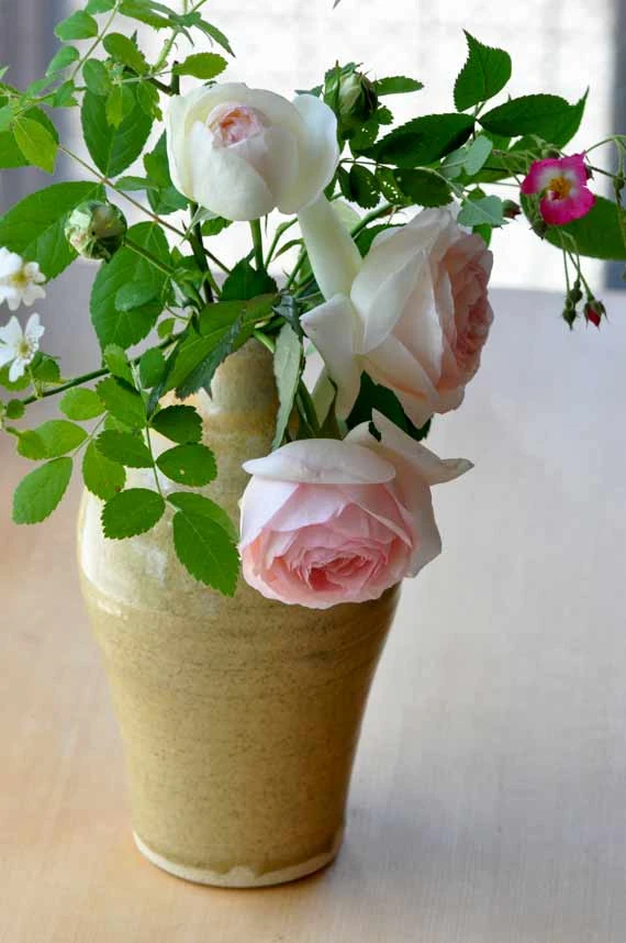 小川長楽さんの花器（初夏の薔薇）