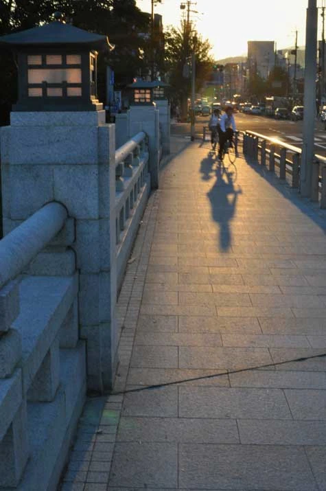 北大路橋を行き交う人