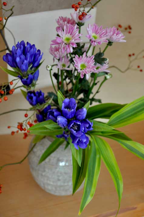 リンドウと菊の花（木村宜正さんの花器）