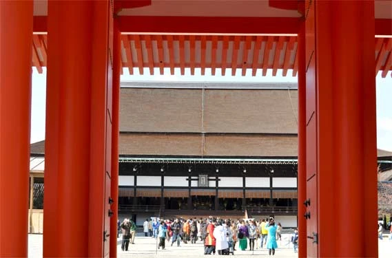 承明門より紫宸殿