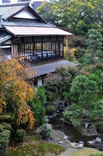 八坂倶楽部（開放的な建物）