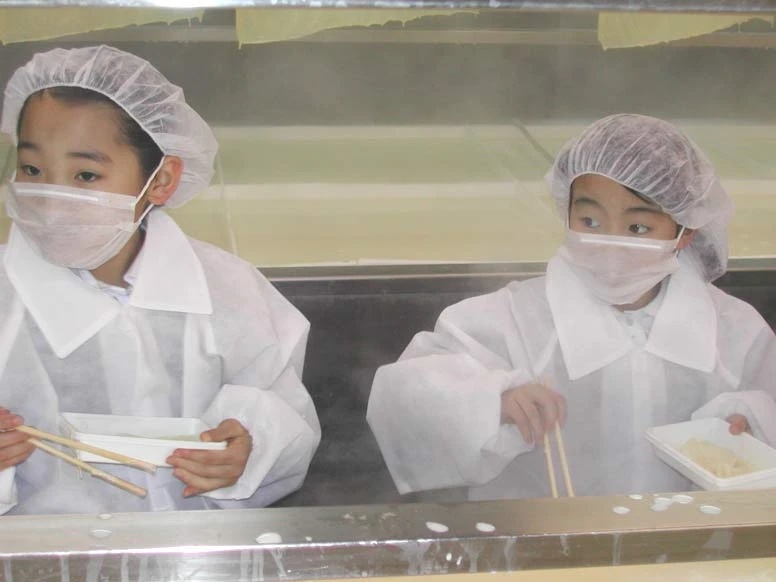 ゆばの汲み上げ体験（京都聖母学院小学校の小学生）