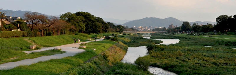 京都鴨川の夏の夕暮れ（ゆば長近くの景色）