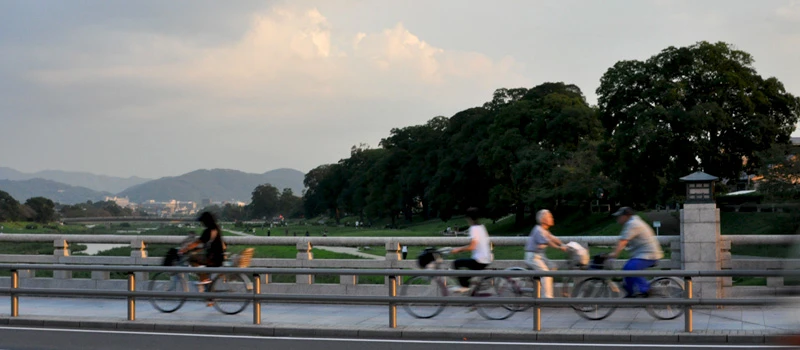 京都鴨川夏の北大路橋を行く人々(ゆば長近くの景色)
