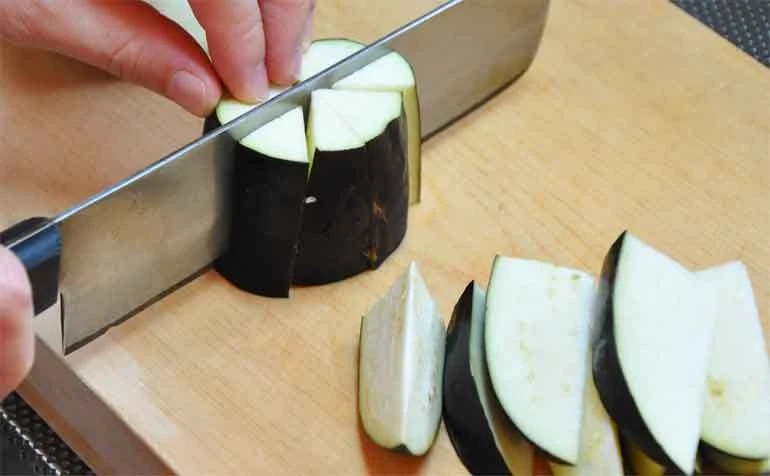 茄子の小口切り（とゆゆばの中華風炒め物レシピ）