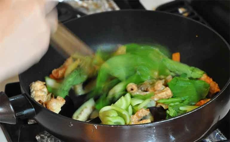 松の実、チンゲン菜（とゆゆばの中華風炒め物レシピ）