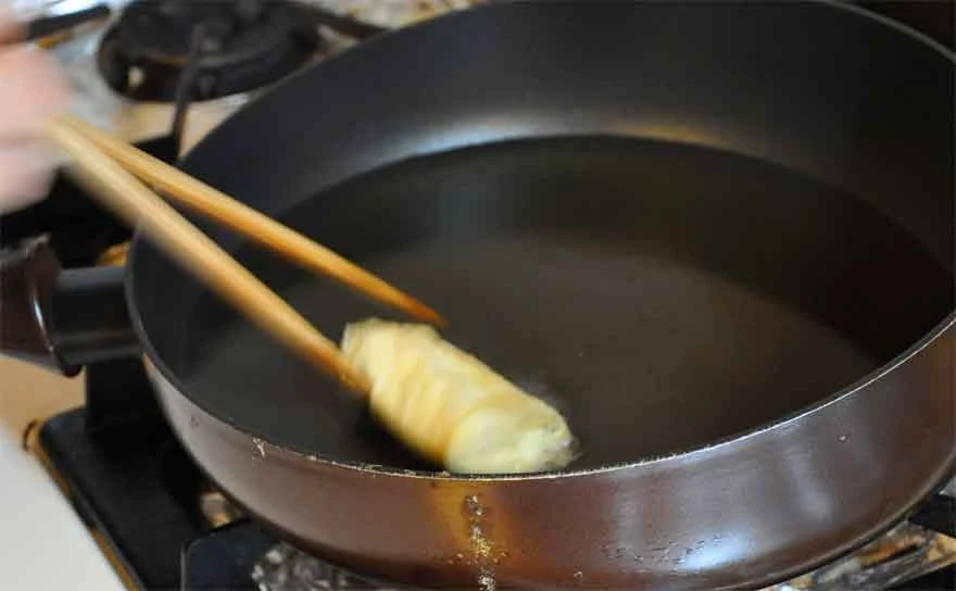油は中温で（東寺ゆばの素揚げレシピ）