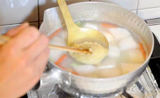 白味噌を溶く（つまみゆばの白味噌ポトフのレシピ）