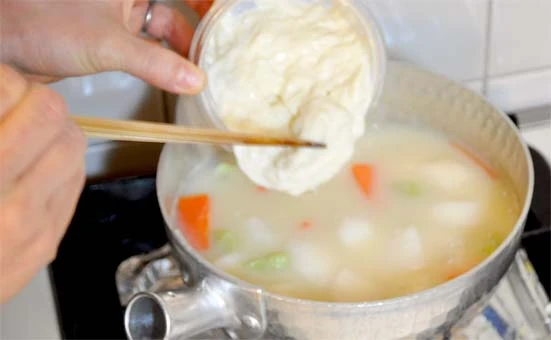 つまみゆばを入れる（つまみゆばの白味噌ポトフのレシピ）