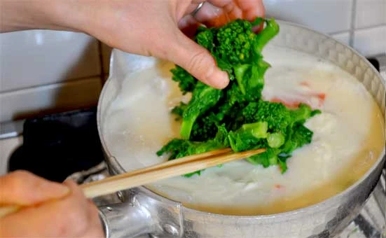 菜の花を入れる（つまみゆばの白味噌ポトフのレシピ）