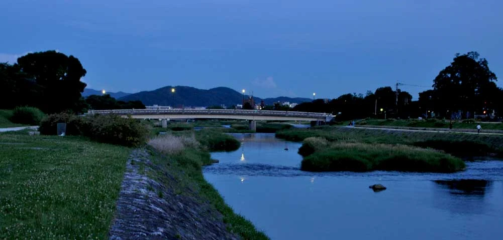 夏の鴨川の夕暮れ時