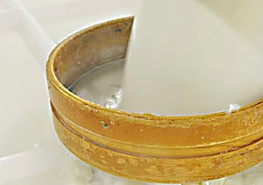 豆乳を京湯葉の平鍋に注ぐ